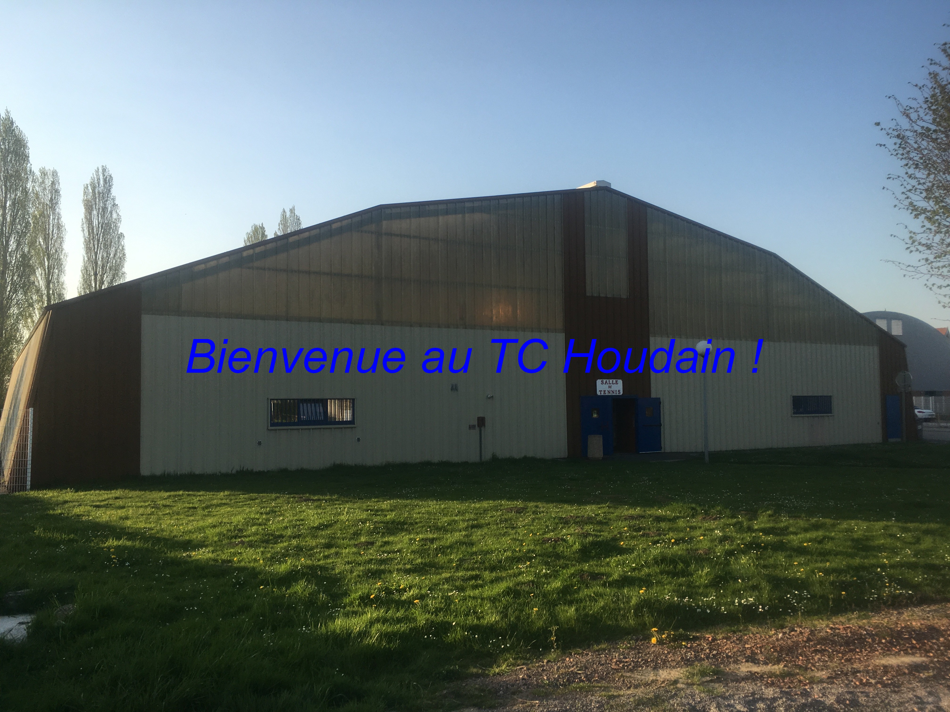 https://espace-ptl.ancv.com/appli/butterfly/data/medias_PA/PHOTOS/719693001001/719693001001ItAXrcoGQL-salle de tennis houdain avec bienvenue ! .jpg